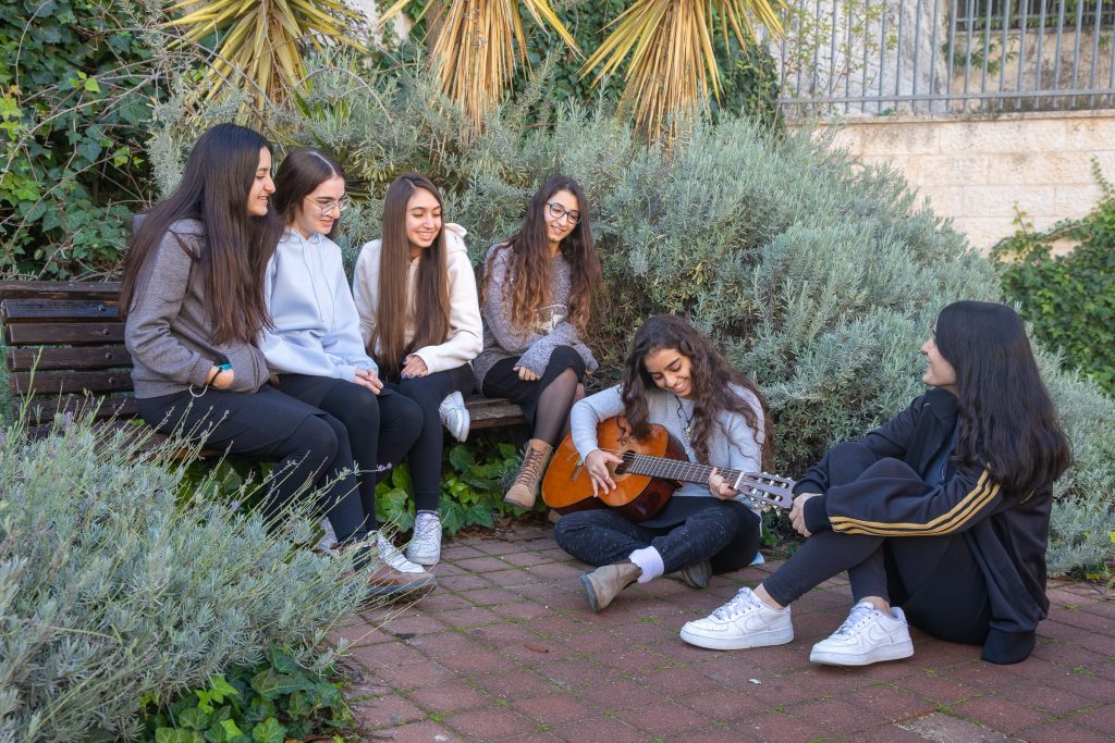 תלמידות מנגנות בגיטרה מאולפנת בני עקיבא
