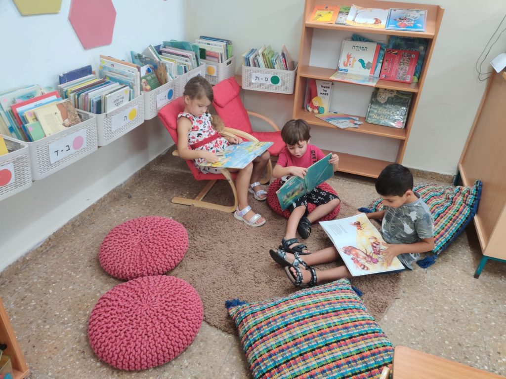 ילדים קוראים בספריה